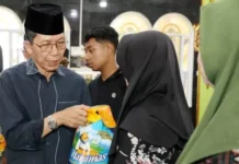 Walikota Amsakar Serahkan 1100 Paket Sembako untuk Masyarakat Hinterland