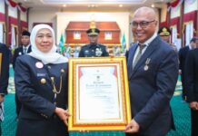 Ketua Umum PWI Pusat Akhmad Munir Terima Lencana Kehormatan “Jer Basuki Mawa Beya” dari Gubernur Jatim