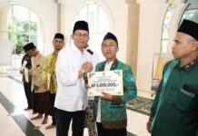 Amsakar Serahkan Insentif Tokoh Agama Batam Periode III 2025