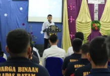Kalapas Batam Serahkan Remisi Natal kepada 111 Warga Binaan