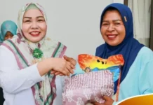 TP-PKK Batam Salurkan Bantuan 40 Paket Beras untuk Petugas Kebersihan