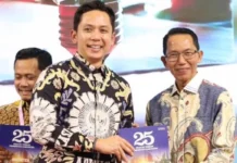 Hadiri Rakernas APKASI XVII, Walikota Amsakar Terima Buku