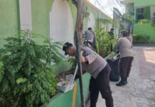 Dukung Indonesia ASRI, Polsek Bengkong Bersihkan Masjid dan Sekolah