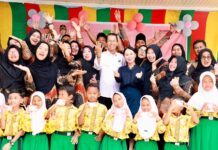 Serahkan KIA di SDN 006, Amsakar-Li Claudia Pastikan Anak Batam Terdata dan Terlindungi