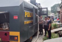Polda Kepri Salurkan 9 Tangki Air Bersih untuk Warga Sambau