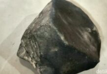 Batu Diduga Meteor Jatuh di Pekarangan Warga Tegal, Begini Wujudnya