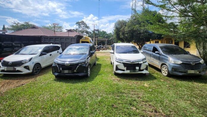 polres-pelalawan-menyita-4-unit-mobil-bodong