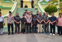 Di Tangga Masjid Bersejarah Penyengat, PWI Kepri Bernostalgia dengan Kapolda Suhendri